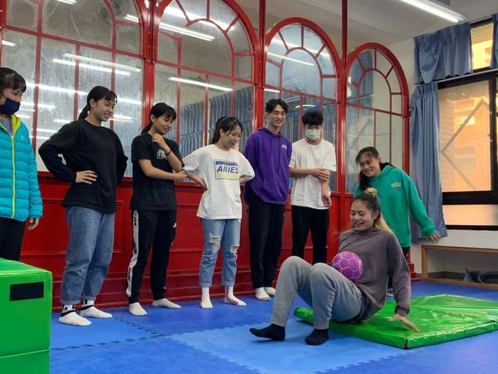 專班學生一起體驗體操趣味遊戲