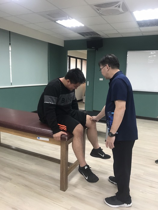 捏～