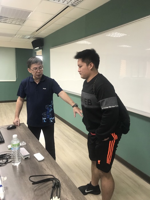 老師回答學生的問題，並請學生上台親自指導