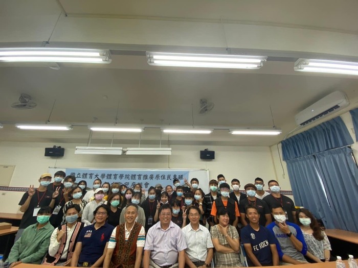 新生與師長大合照