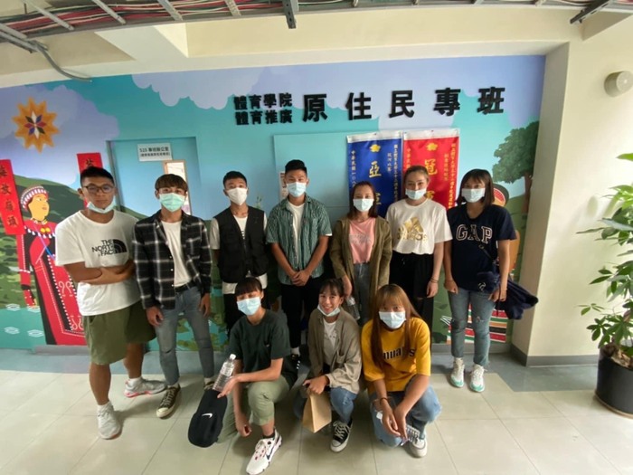 學弟妹在系所辦公室合照