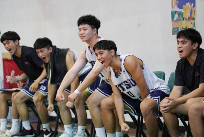 給予場上隊友加油、鼓勵！