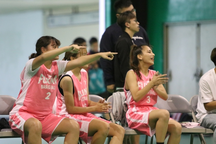 場下選手為同伴歡呼