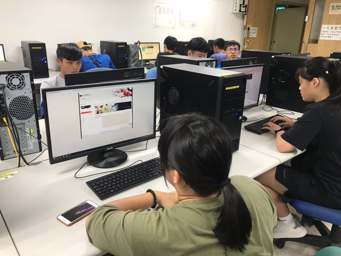 單位安排新生進行電腦實際操作