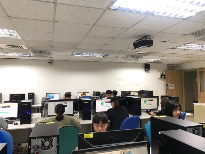 單位安排新生進行電腦實際操作