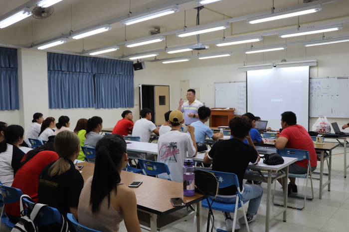 原專班導師黃永寬老師進行導師時間