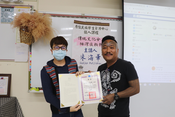 凱銘老師頒發聘書