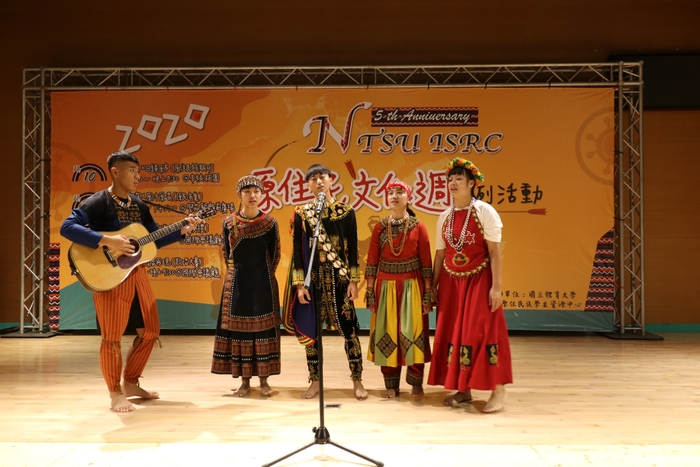 台上進行古調歌唱表演