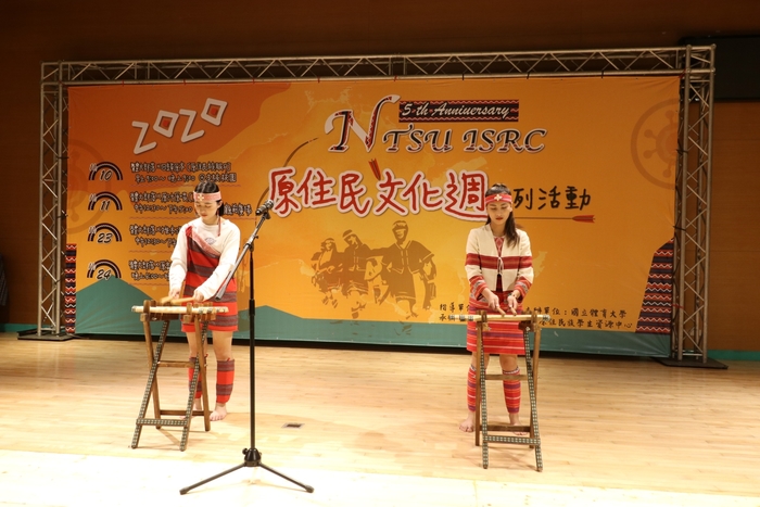 台上進行傳統樂器表演