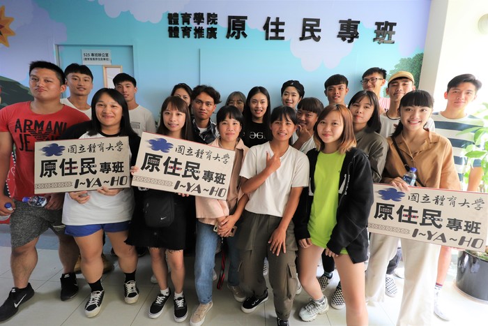 原專班新生於原專辦公室前合影